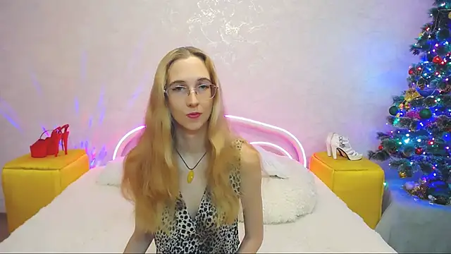 Snapshot of KlaryBrait chatting on December 22, 11:00 am KlaryBrait online show from December 22, 11:00 am