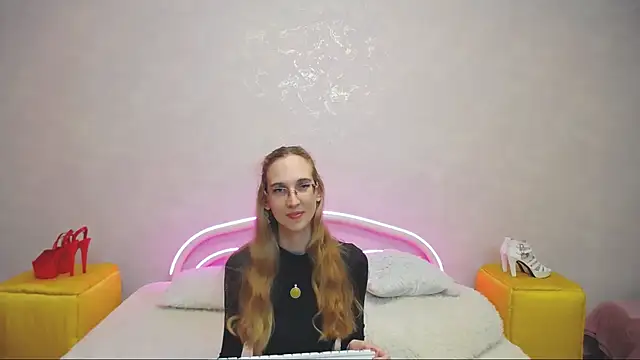 Snapshot of KlaryBrait chatting on January 21, 9:35 am KlaryBrait online show from January 21, 9:35 am