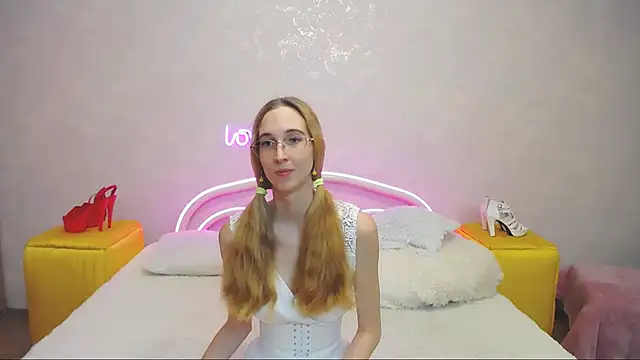 Snapshot of KlaryBrait chatting on January 27, 10:16 am KlaryBrait online show from January 27, 10:16 am