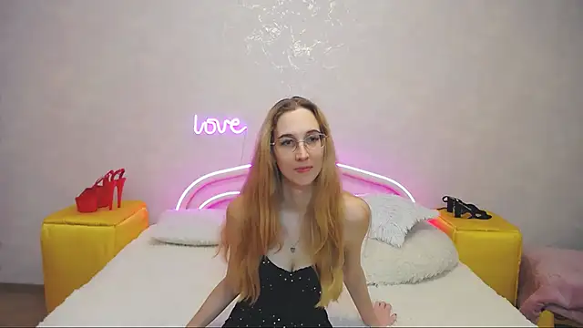 Snapshot of KlaryBrait chatting on February 24, 8:49 am KlaryBrait online show from February 24, 8:49 am
