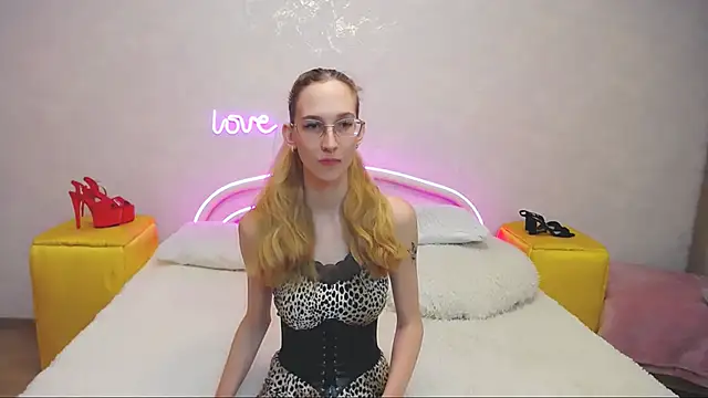 Snapshot of KlaryBrait chatting on February 25, 1:39 pm KlaryBrait online show from February 25, 1:39 pm