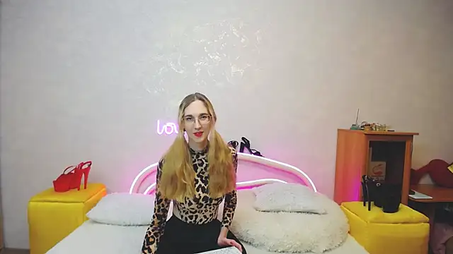 Snapshot of KlaryBrait chatting on March 15, 12:34 pm KlaryBrait online show from March 15, 12:34 pm