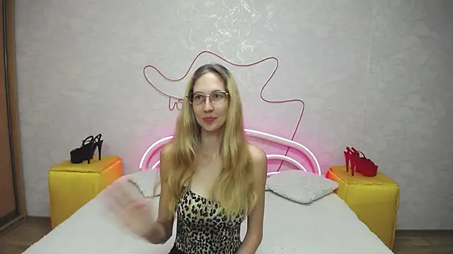Snapshot of KlaryBrait chatting on September 19, 4:03 am KlaryBrait online show from September 19, 4:03 am