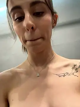 Snapshot of HellPeach chatting on December 6, 9:13 pm HellPeach online show from December 6, 9:13 pm