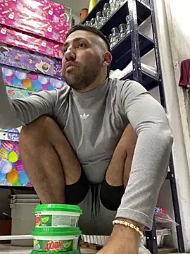 JuanZapata33 online show from December 27, 9:54 pm