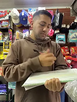 JuanZapata33 online show from November 18, 9:08 pm