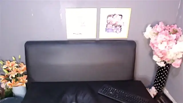 Snapshot of Littleindianmilf chatting on March 5, 8:54 am Littleindianmilf online show from March 5, 8:54 am