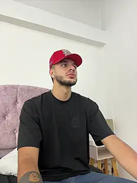 Snapshot of Amadeo_Wild chatting on October 28, 2:20 pm Amadeo Wild online show from October 28, 2:20 pm