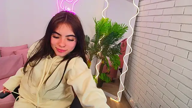 Snapshot of Roxanne_tay chatting on December 12, 7:37 pm Roxanne tay online show from December 12, 7:37 pm