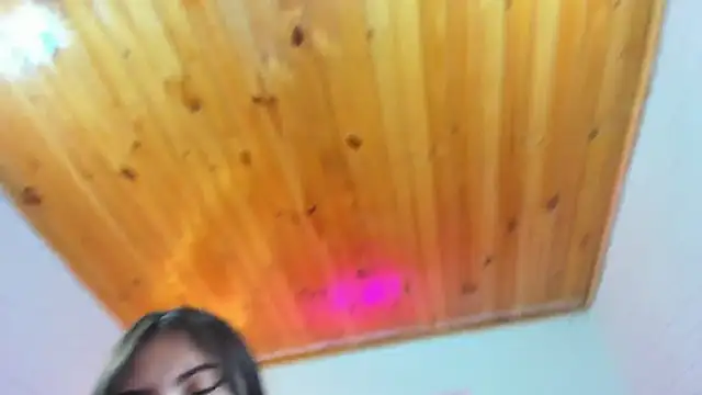 Snapshot of Roxanne_tay chatting on March 13, 10:21 pm Roxanne tay online show from March 13, 10:21 pm