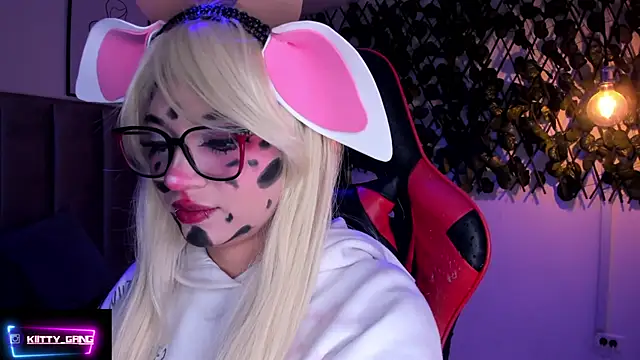 Snapshot of Kitty_Gang chatting on October 31, 2:34 am Kitty Gang online show from October 31, 2:34 am