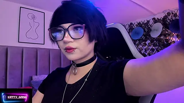 Kitty Gang online show from April 7, 1:39 am