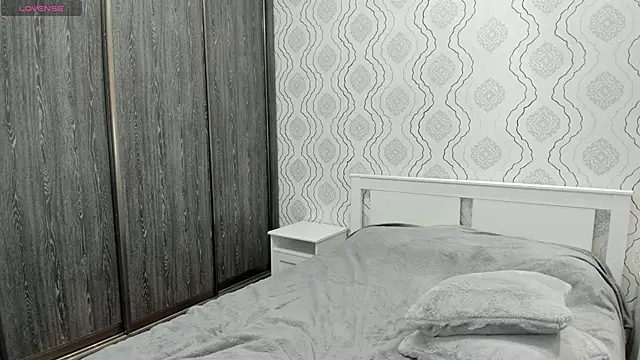 EmberShy online show from December 3, 6:06 pm