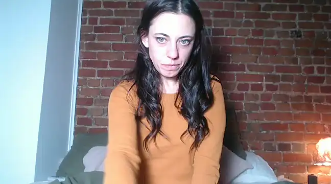Snapshot of MaeDaybaby chatting on December 9, 1:40 am MaeDaybaby online show from December 9, 1:40 am