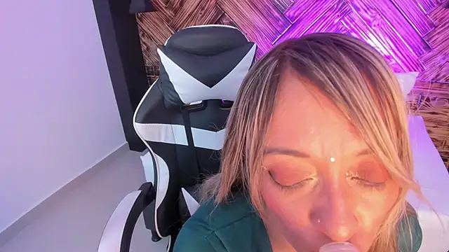 Snapshot of emma_collson chatting on November 27, 12:13 am emma collson online show from November 27, 12:13 am