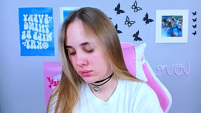 Snapshot of MiaMilas chatting on December 23, 4:44 am MiaMilas online show from December 23, 4:44 am