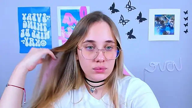 Snapshot of MiaMilas chatting on December 23, 7:49 am MiaMilas online show from December 23, 7:49 am