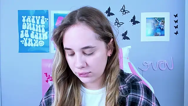 Snapshot of MiaMilas chatting on February 4, 5:42 am MiaMilas online show from February 4, 5:42 am