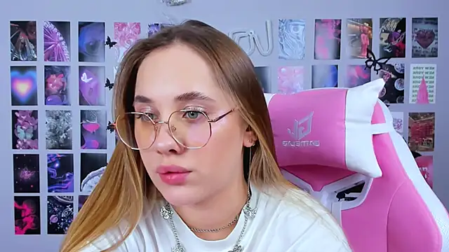 Snapshot of MiaMilas chatting on February 7, 8:11 am MiaMilas online show from February 7, 8:11 am