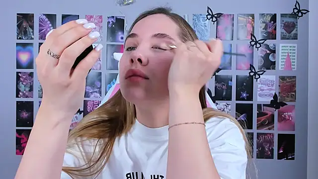 Snapshot of MiaMilas chatting on February 11, 9:42 am MiaMilas online show from February 11, 9:42 am