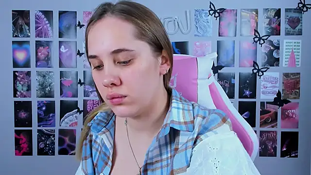 Snapshot of MiaMilas chatting on February 13, 6:20 am MiaMilas online show from February 13, 6:20 am