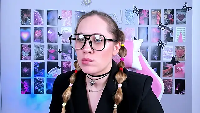 Snapshot of MiaMilas chatting on March 4, 7:51 am MiaMilas online show from March 4, 7:51 am