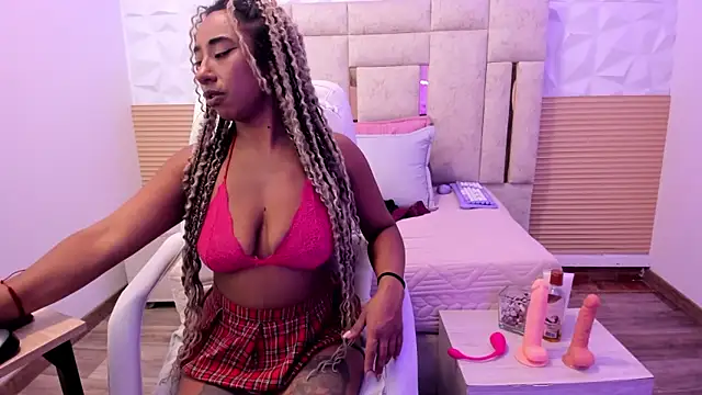  Eveelyn online show from March 10, 7:30 pm