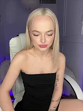 Snapshot of horny_blondiee chatting on December 21, 3:19 pm horny blondiee online show from December 21, 3:19 pm