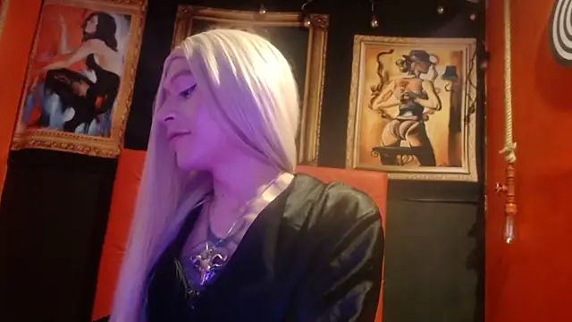 Snapshot of MEGANNIXX chatting on October 12, 4:11 am MEGANNIXX online show from October 12, 4:11 am