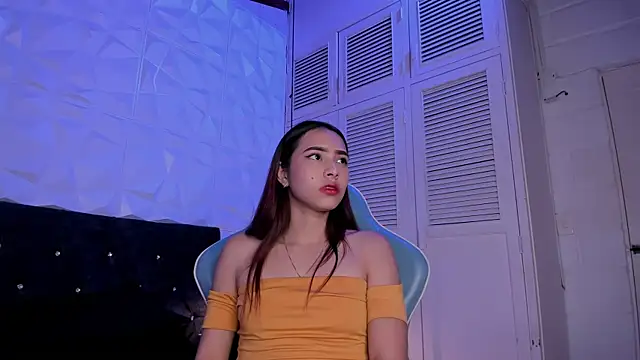 Snapshot of Emma_dl2 chatting on February 6, 5:40 pm Emma dl2 online show from February 6, 5:40 pm