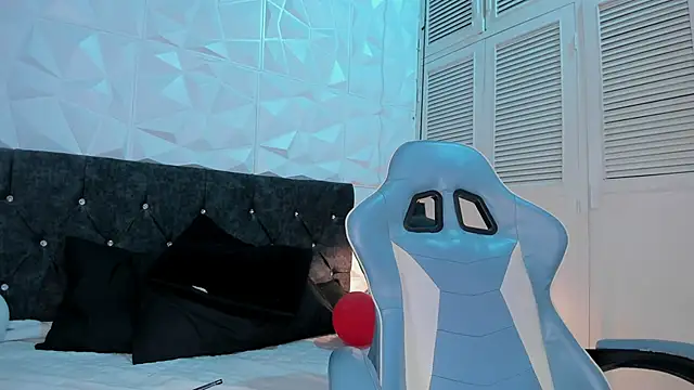 Snapshot of Emma_dl2 chatting on February 27, 8:09 pm Emma dl2 online show from February 27, 8:09 pm