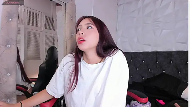 Snapshot of Emma_dl2 chatting on December 1, 5:18 pm Emma dl2 online show from December 1, 5:18 pm