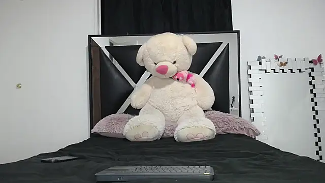 Snapshot of merlin-18 chatting on February 22, 4:07 am merlin-18 online show from February 22, 4:07 am