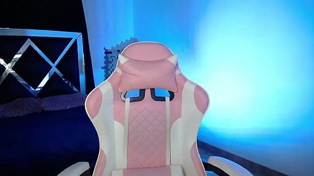 Snapshot of merlin-18 chatting on October 31, 3:29 am merlin-18 online show from October 31, 3:29 am