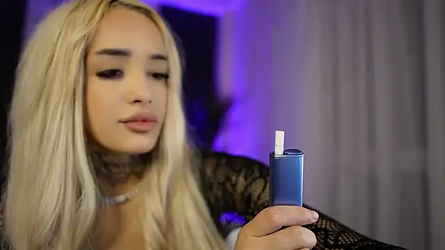 Snapshot of blondie_muller chatting on February 10, 9:19 pm blondie muller online show from February 10, 9:19 pm