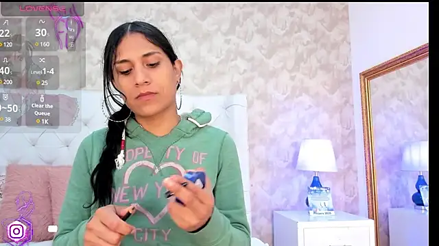 Eliza Thaylor   online show from January 5, 2:52 pm