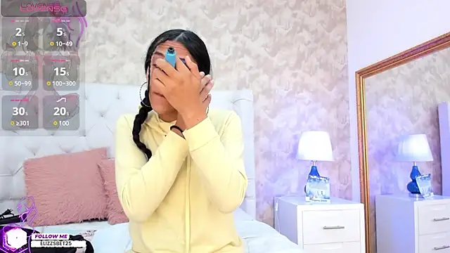 Eliza Thaylor   online show from January 8, 12:26 pm