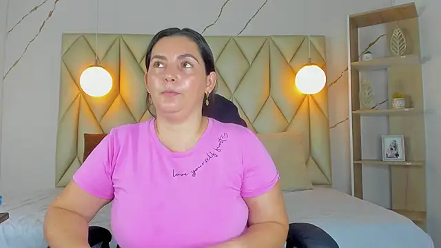 Snapshot of angelswets chatting on November 9, 1:42 pm angelswets online show from November 9, 1:42 pm