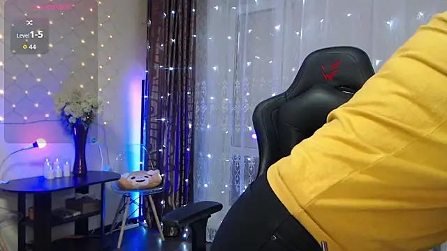 Snapshot of JessieOMays chatting on November 17, 1:44 am JessieOMays online show from November 17, 1:44 am