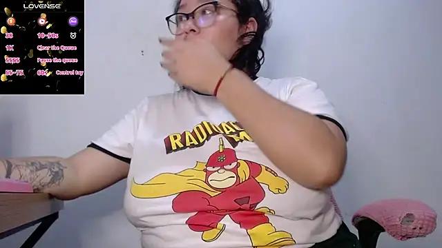 Snapshot of CinnamonCookiez chatting on November 9, 4:44 am CinnamonCookiez online show from November 9, 4:44 am