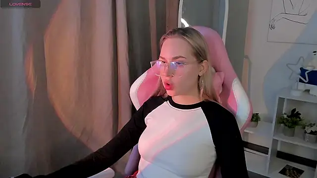 Carol  Cox online show from March 13, 10:21 pm