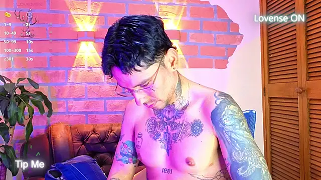 Snapshot of Dylanstonne chatting on November 5, 8:31 pm Dylanstonne online show from November 5, 8:31 pm