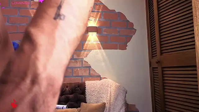 Snapshot of Dylanstonne chatting on December 3, 8:51 pm Dylanstonne online show from December 3, 8:51 pm