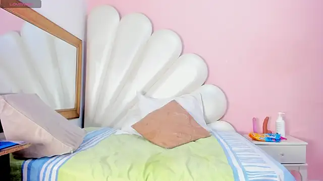 Ally Parkeer  online show from February 8, 1:01 pm