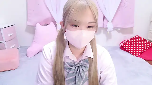 Snapshot of MAIKA_pyon chatting on March 4, 1:17 pm MAIKA pyon online show from March 4, 1:17 pm