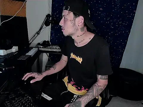 Snapshot of patrik_tattoo_ chatting on December 6, 2:46 am patrik tattoo online show from December 6, 2:46 am