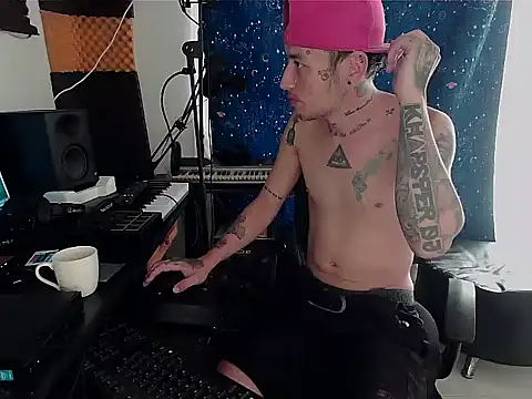 Snapshot of patrik_tattoo_ chatting on December 9, 6:25 pm patrik tattoo online show from December 9, 6:25 pm