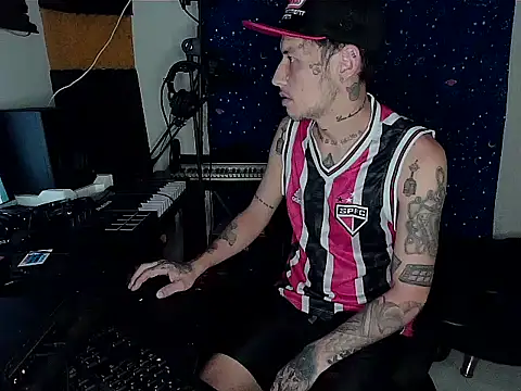 Snapshot of patrik_tattoo_ chatting on December 10, 12:17 am patrik tattoo online show from December 10, 12:17 am