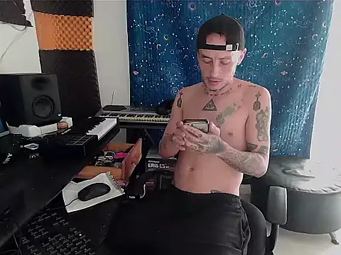 Snapshot of patrik_tattoo_ chatting on December 27, 7:03 pm patrik tattoo online show from December 27, 7:03 pm