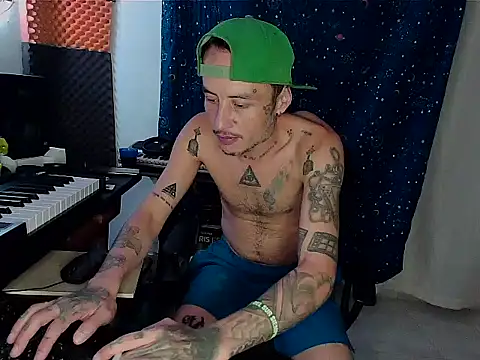 Snapshot of patrik_tattoo_ chatting on January 30, 6:35 am patrik tattoo online show from January 30, 6:35 am